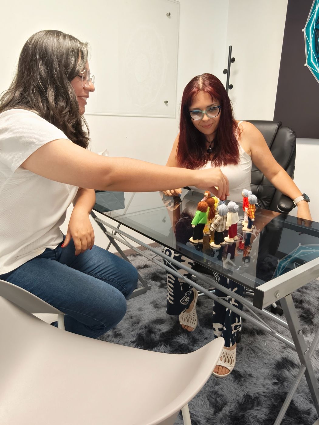 Laura acompañando una constelación familiar con muñecos sobre la mesa de consulta